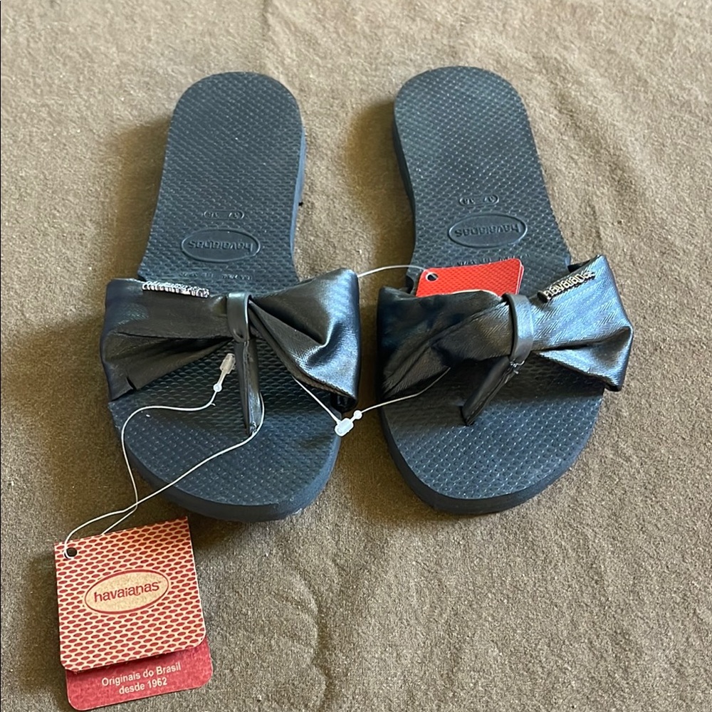 NWT Havaianas Metallic Black Bow Sandals size 7/8W (37/38)